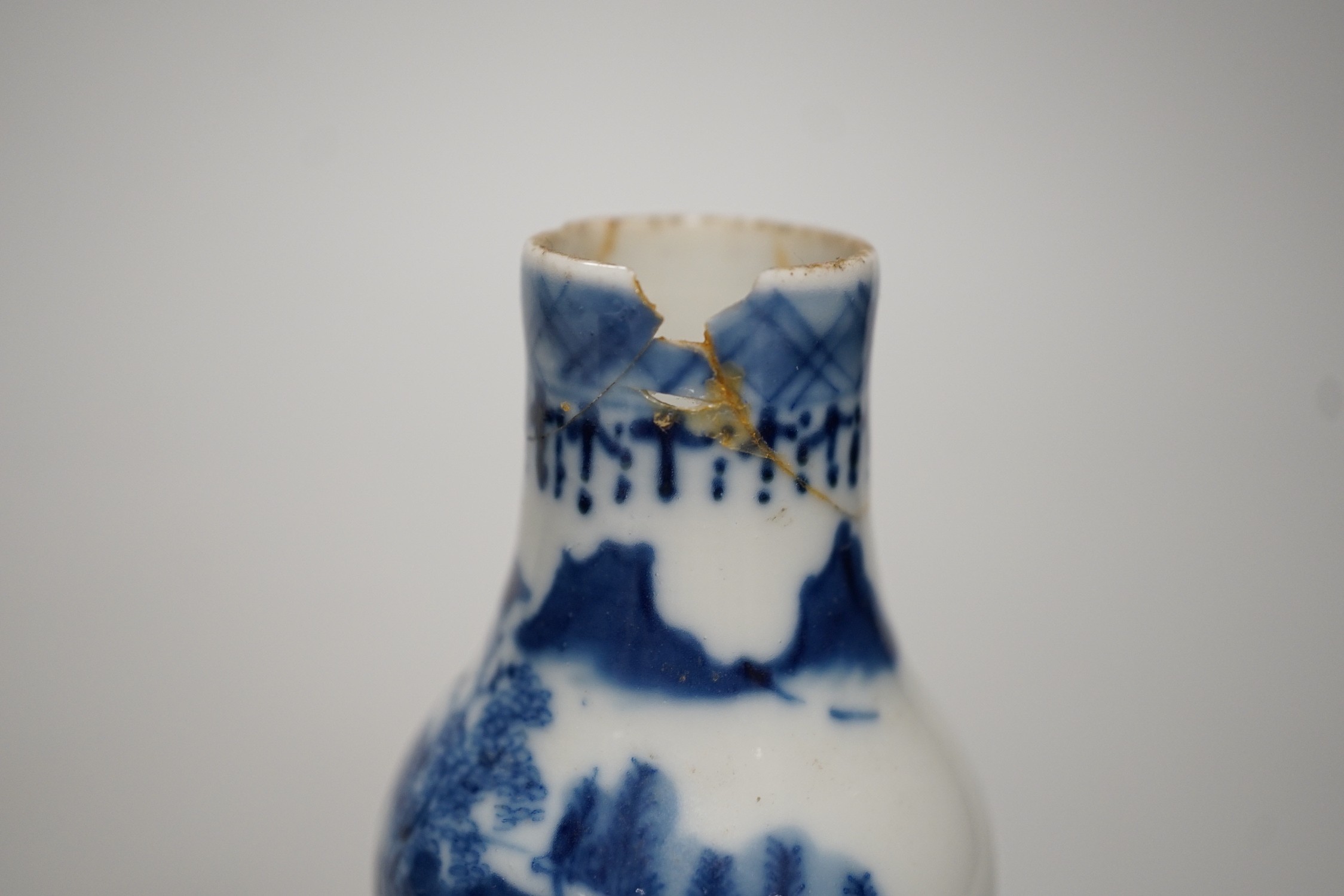 A Chinese blue and white double gourd vase and a famille rose brushwasher, late 19th/early 20th century, tallest 14cm